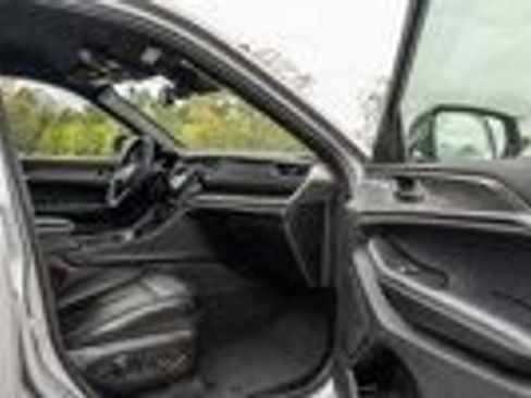 Used 2024 Jeep Grand Cherokee Limited AWD/4WD image 16