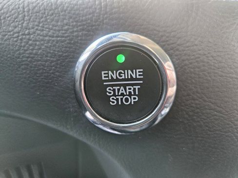 Used 2019 Ford Edge Titanium image 18