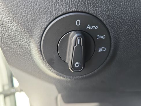 Used 2022 Volkswagen Taos SE image 24