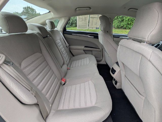 Used 2017 Ford Fusion SE FWD image 30
