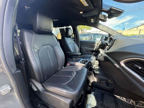 Used 2025 Chrysler Pacifica Select image 38