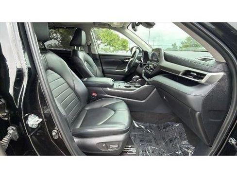 Used 2023 Toyota Highlander XLE FWD image 38