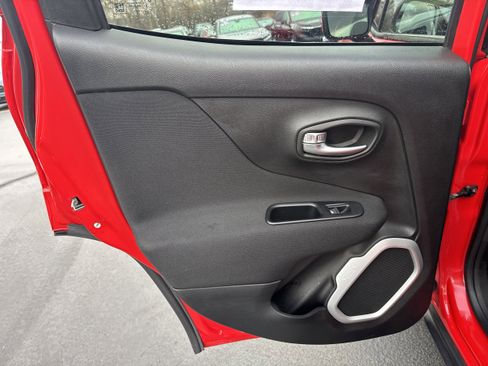 Used 2018 Jeep Renegade Latitude w/ Popular Equipment Group image 8