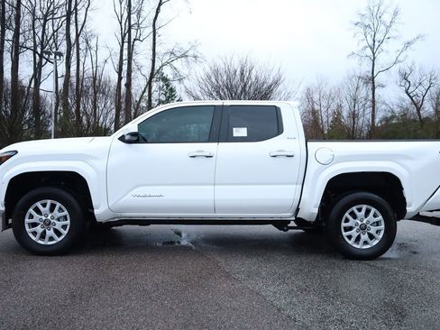 Used 2025 Toyota Tacoma SR5 image 2
