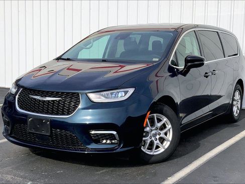 Used 2024 Chrysler Pacifica Touring-L image 1