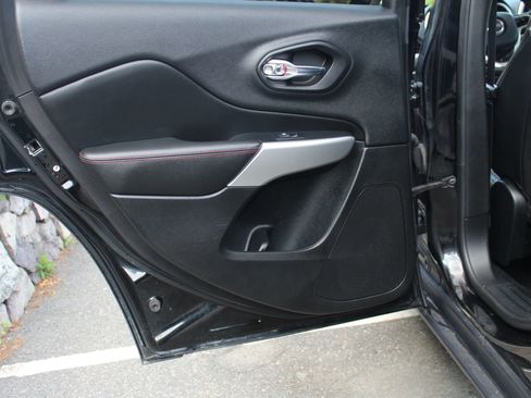 Used 2018 Jeep Cherokee Trailhawk image 14