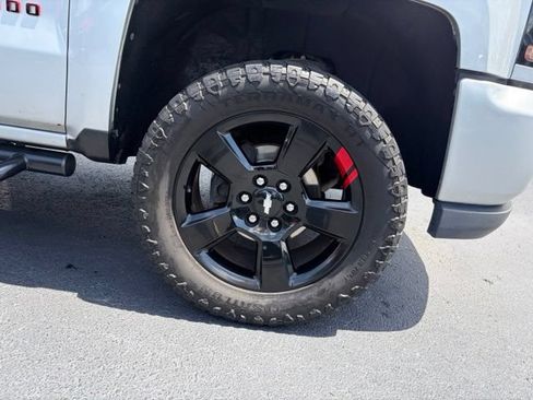 Used 2018 Chevrolet Silverado 1500 LT w/ Redline Edition AWD/4WD image 8