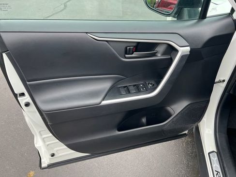 Used 2021 Toyota RAV4 LE AWD/4WD image 10