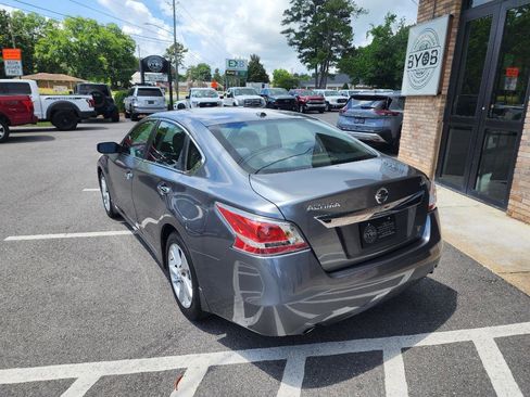 Used 2015 Nissan Altima 2.5 SV w/ Convenience Package FWD image 3