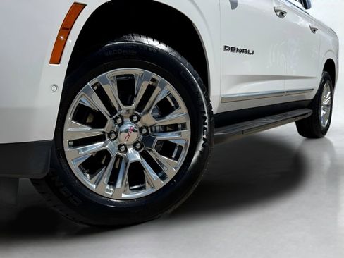 Used 2025 GMC Yukon XL Denali AWD/4WD image 3