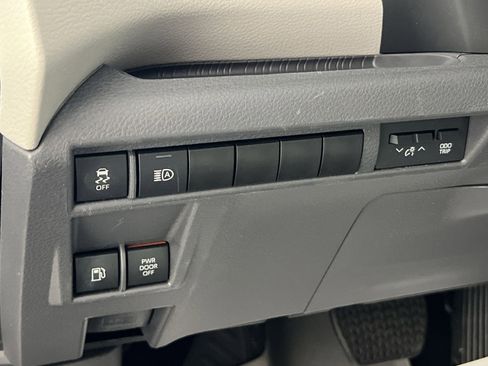 Used 2024 Toyota Sienna XLE AWD/4WD image 32