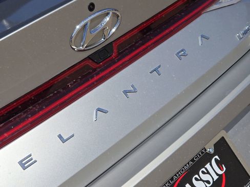 Used 2023 Hyundai Elantra Limited image 33