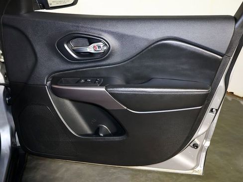 Used 2019 Jeep Cherokee Latitude Plus w/ Cold Weather Group AWD/4WD image 29