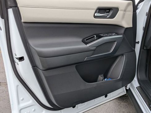 Used 2025 Nissan Pathfinder SL w/ Lighting Package (N92) image 9