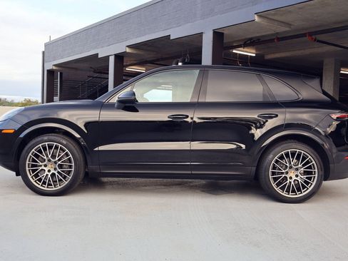 Certified 2023 Porsche Cayenne Platinum Edition image 2