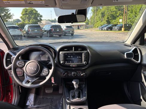 Used 2025 Kia Soul LX w/ LX Technology Package FWD image 28