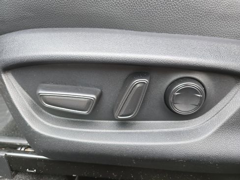 Used 2025 Toyota Camry SE image 13