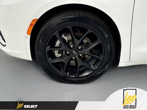 Used 2023 Chrysler Pacifica Limited w/ Uconnect Theater Family Group AWD/4WD image 37