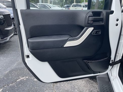 Used 2015 Jeep Wrangler Unlimited Sahara AWD/4WD image 31
