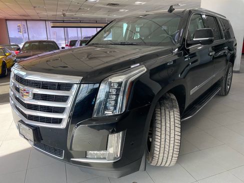 Used 2018 Cadillac Escalade ESV Luxury image 3