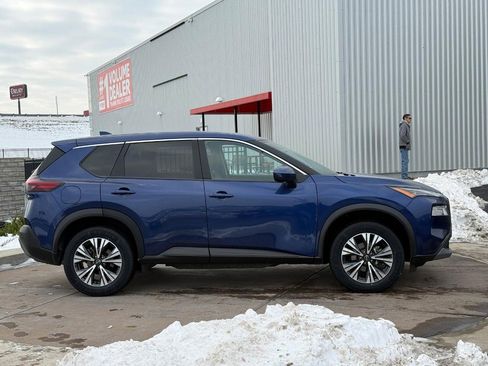 Used 2023 Nissan Rogue SV image 2