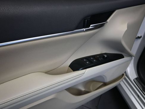 Used 2020 Toyota Camry XLE FWD image 11