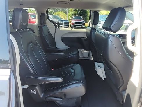 Certified 2022 Chrysler Pacifica Touring-L FWD image 39