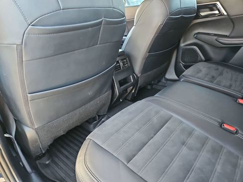 Used 2024 Mitsubishi Outlander SE image 19