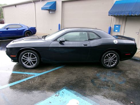 Used 2019 Dodge Challenger SXT image 5