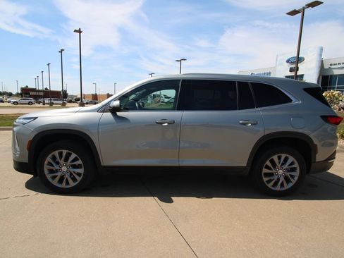 Used 2025 Buick Enclave Preferred AWD/4WD image 16