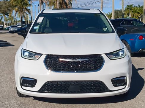 Used 2024 Chrysler Pacifica Limited image 3