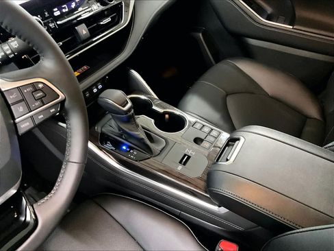 New 2026 Toyota Highlander Platinum AWD/4WD image 14