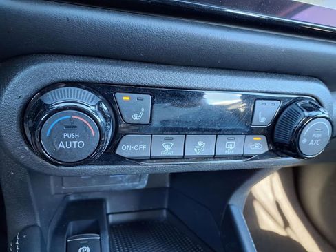 Used 2023 Nissan Kicks SR w/ SR Premium Package FWD image 8