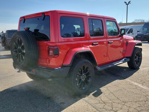 Used 2025 Jeep Wrangler Unlimited Sahara image 4