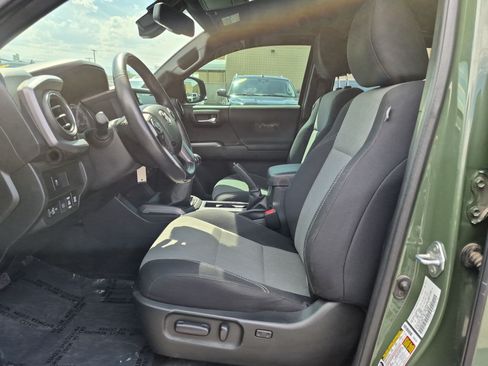 Used 2021 Toyota Tacoma TRD Off-Road w/ Technology Package AWD/4WD image 17