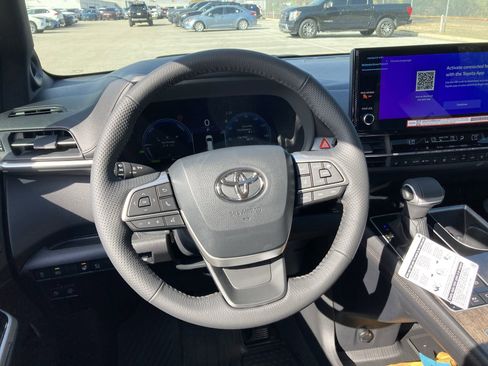 Certified 2025 Toyota Sienna Platinum image 11