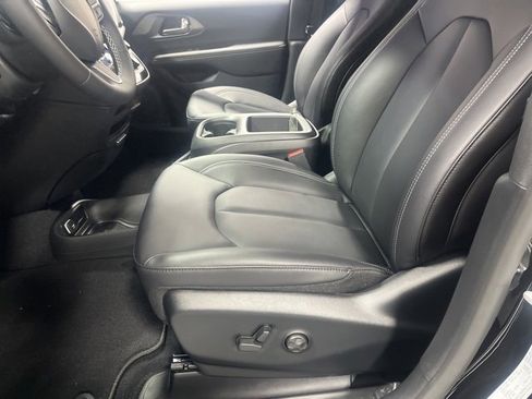 New 2026 Chrysler Pacifica Select image 7