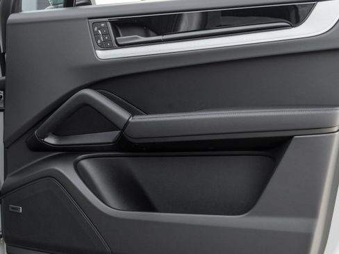 Certified 2026 Porsche Cayenne AWD/4WD image 40