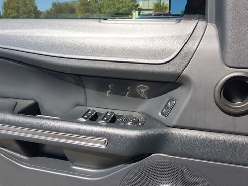 Used 2022 Ford Expedition XLT image 12