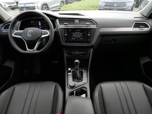 Certified 2023 Volkswagen Tiguan SE w/ Panoramic Sunroof Package AWD/4WD image 10