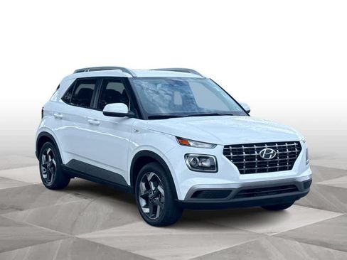 Used 2024 Hyundai Venue SEL FWD image 2