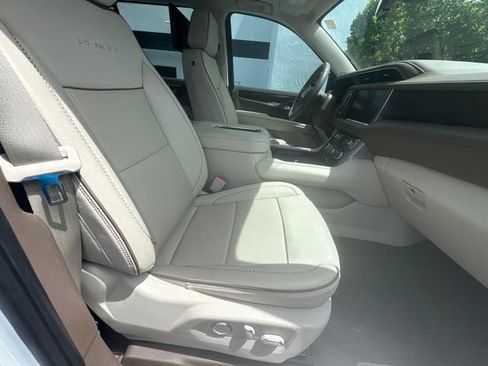 Used 2023 GMC Yukon Denali w/ Advanced Technology Package AWD/4WD image 5
