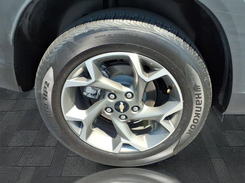 Used 2025 Chevrolet Trax LT FWD image 11