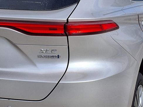 Used 2022 Toyota Venza XLE image 7