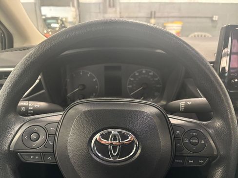 Used 2025 Toyota Corolla LE image 28