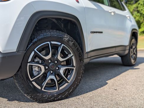 Used 2025 Jeep Compass Trailhawk AWD/4WD image 32