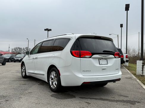Used 2020 Chrysler Pacifica Limited image 3