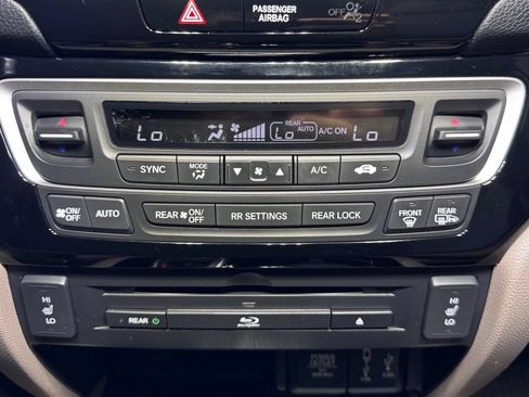 Used 2017 Honda Pilot Touring image 32