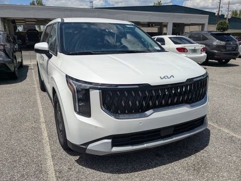 Used 2025 Kia Carnival FWD image 1