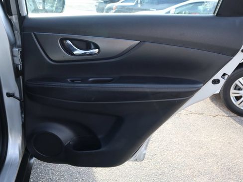 Used 2016 Nissan Rogue S FWD image 17